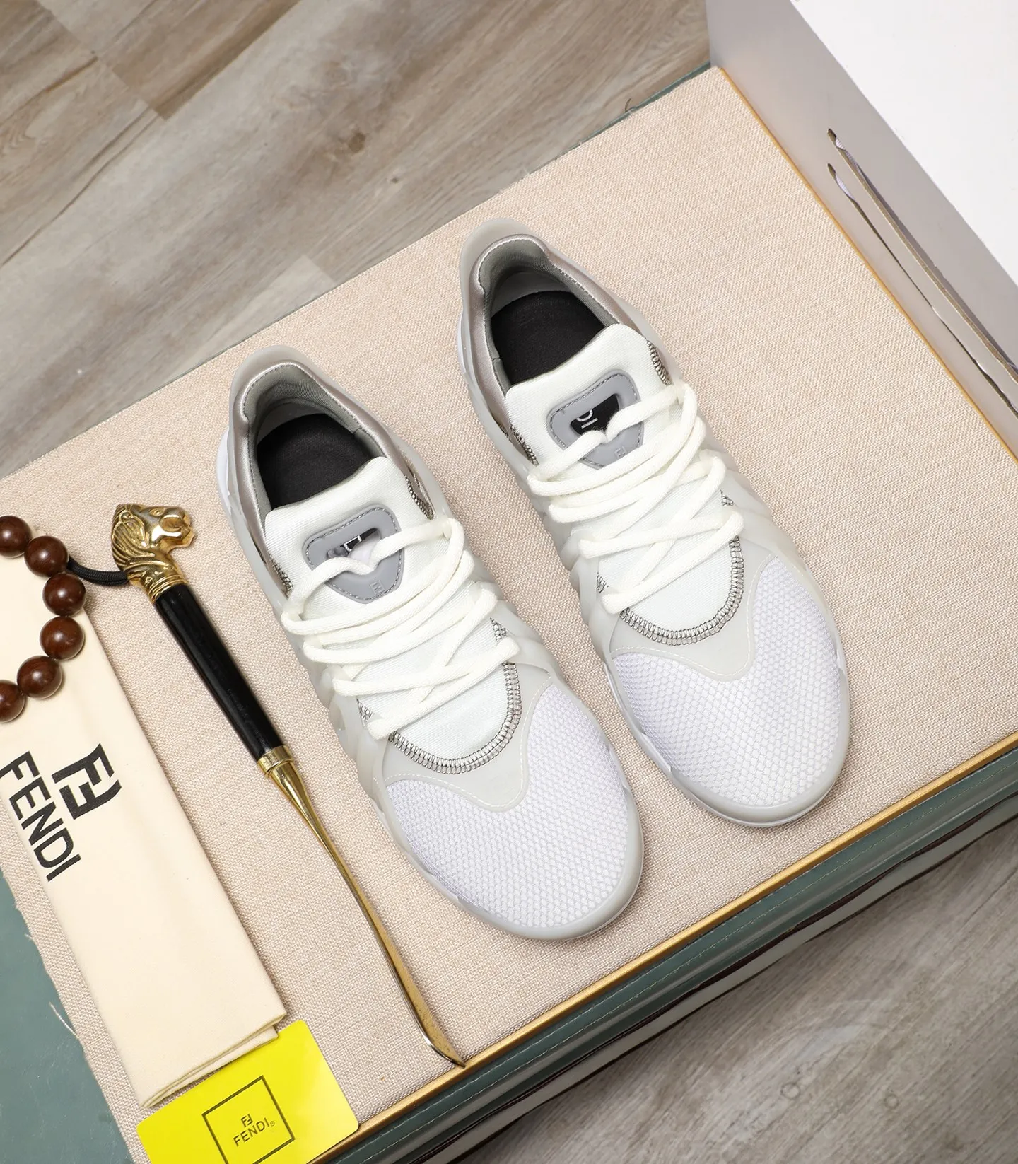 Men's Men's Shoes 💰800 Fendi Fendi's latest Tag series of men's casual mesh sports running shoes, originally purchased and developed, this Tag sneaker is a one-leg sneaker, made of black high-tech mesh material with gray neoprene details. Oversized FENDI lettering on the side and translucent rubber details. Light and flexible rubber running shoe soles, beautifully packaged at the delivery counter, customized breathable lining, original molded foam rubber outsole, sole thickness: 3.5CM! Size: 40-44 (customized at 39.45.46)